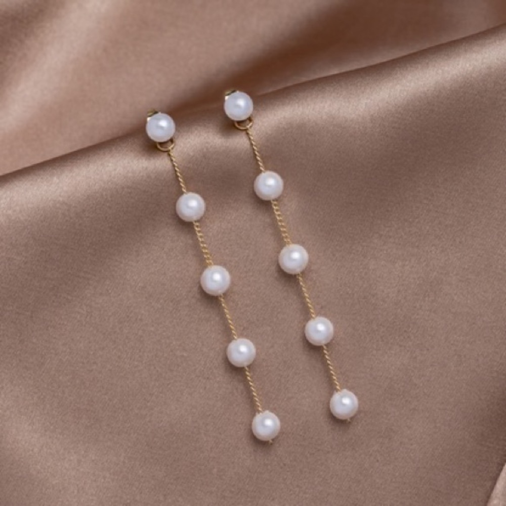 ⭐️Elegant Gold and White Pearl Drop Earrings⭐️